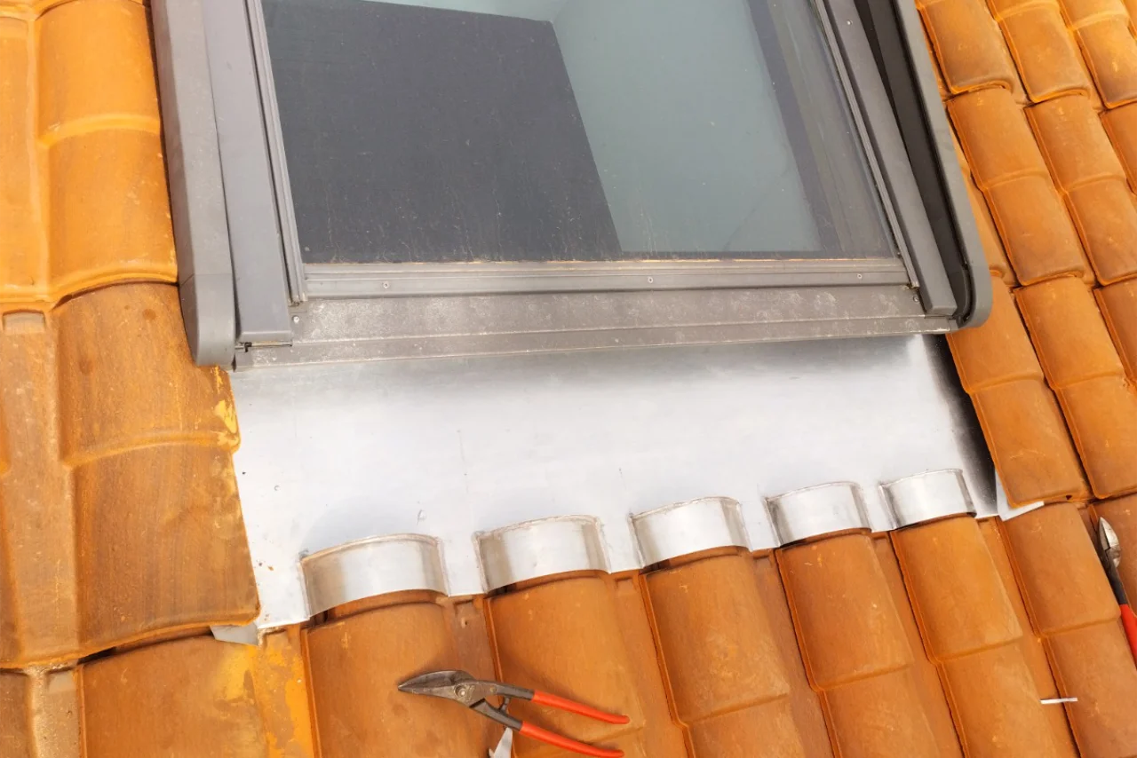 Entourage-zinc-velux Zinc sur mesure Velux Galbe Haut de gamme Périgord - SAS VENENDY charpentier Dordogne