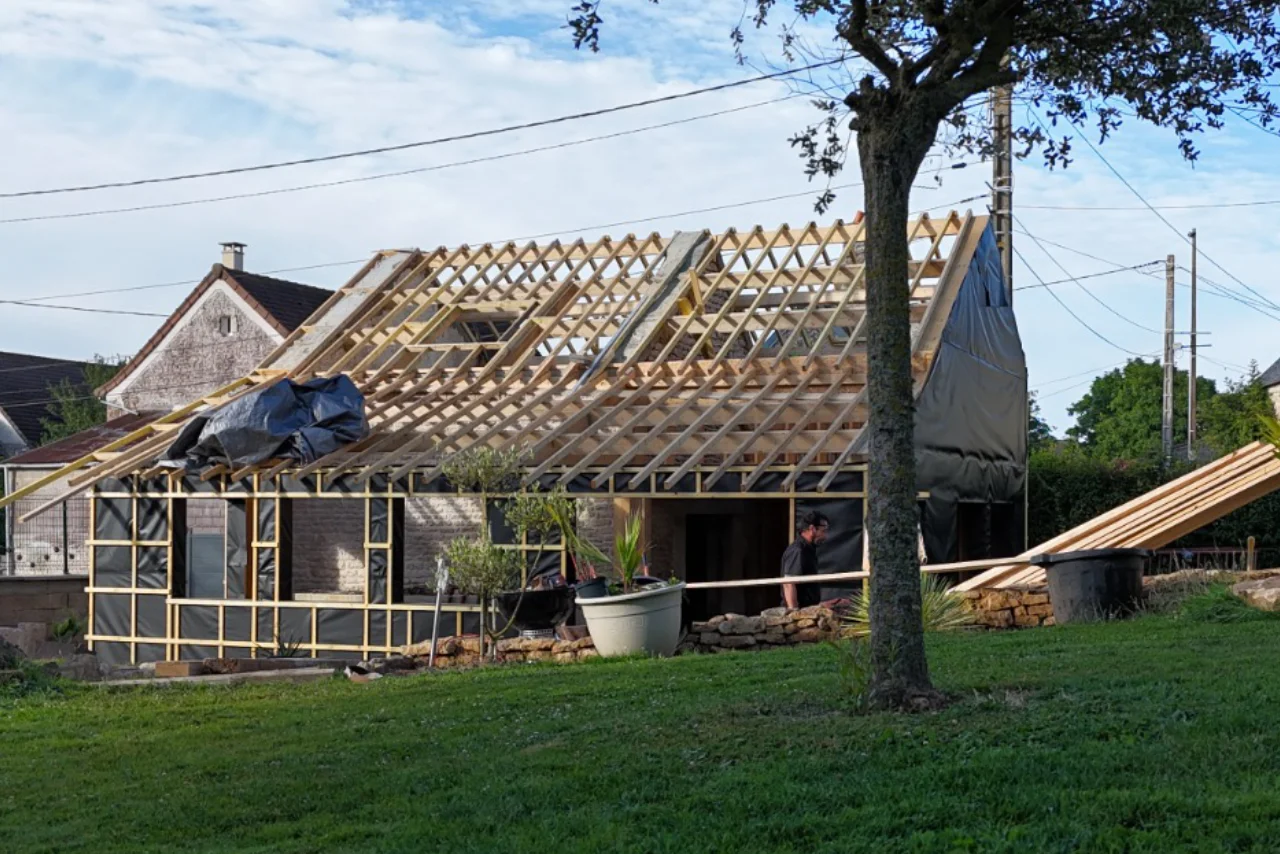 Extension garage charpente traditionnelle Extension garage charpente traditionnelle ossature bois laine de bois bardage bois brûlé Velux Périgord — SAS VENENDY charpentier couvreur Dordogne